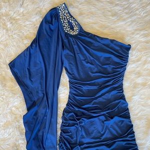 Embellished right shoulder draped sleeve dress